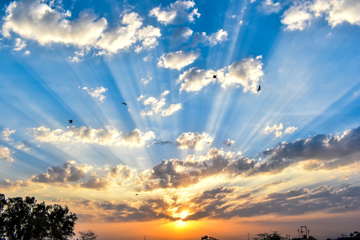 warme sonnenstrahlen brechen durch wolken am himmel – alphavital vitamin d3+k2