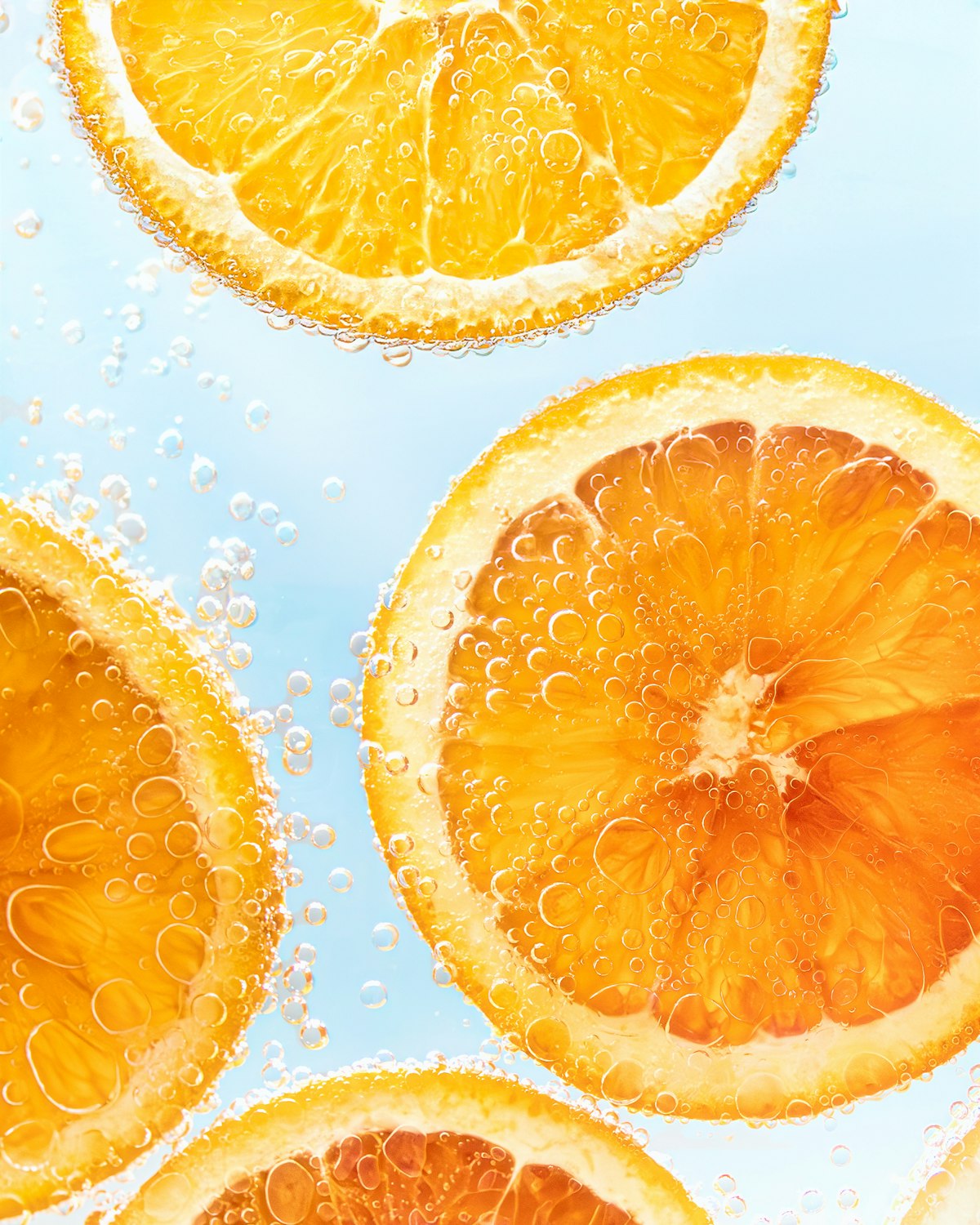frische orangenscheiben in sprudelndem wasser, vitamin-c-quelle von alphavital