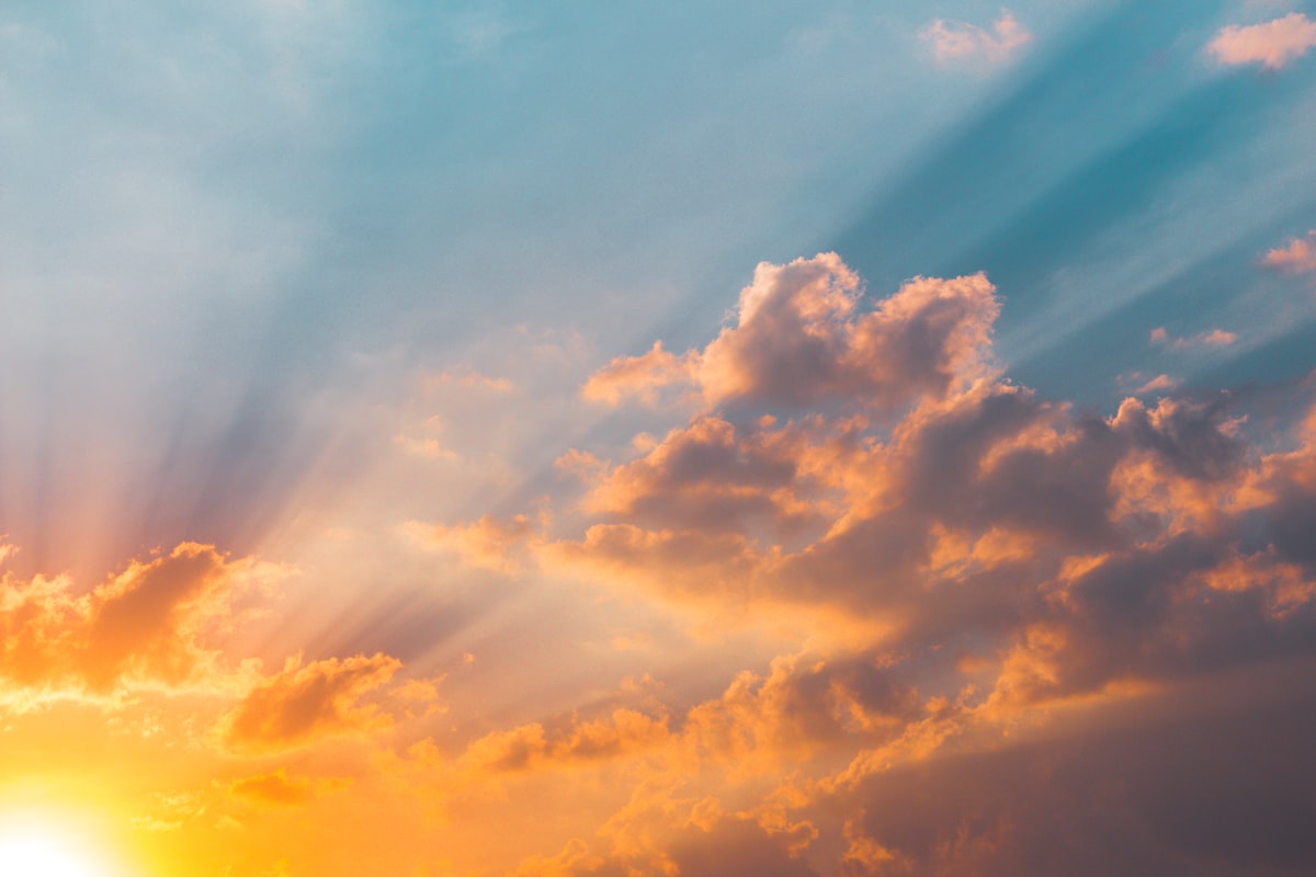strahlende warme Sonne mit goldenen Strahlen durch Wolken, das Sonnenvitamin von alphavital